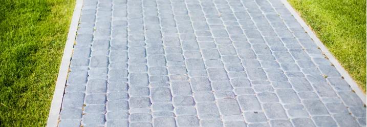 Gepflasterter Weg durch Rasenfläche